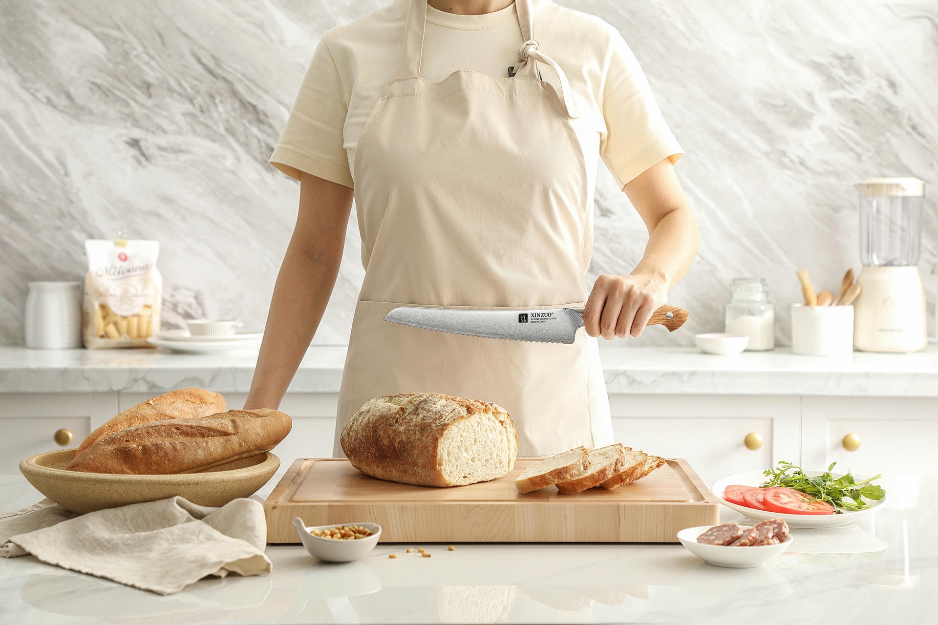 Ukázka nože na pečivo Pin X02O v ruce