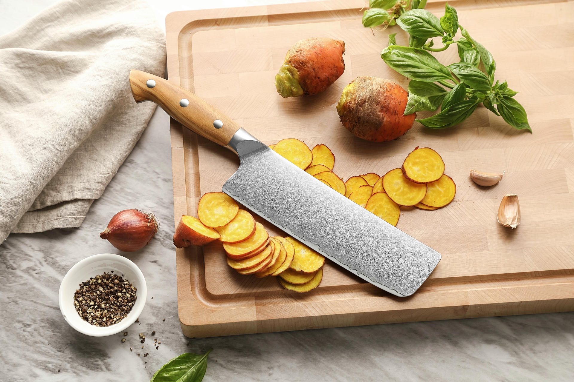 Nakiri nůž XinZuo Pin X02O položený na prkénku