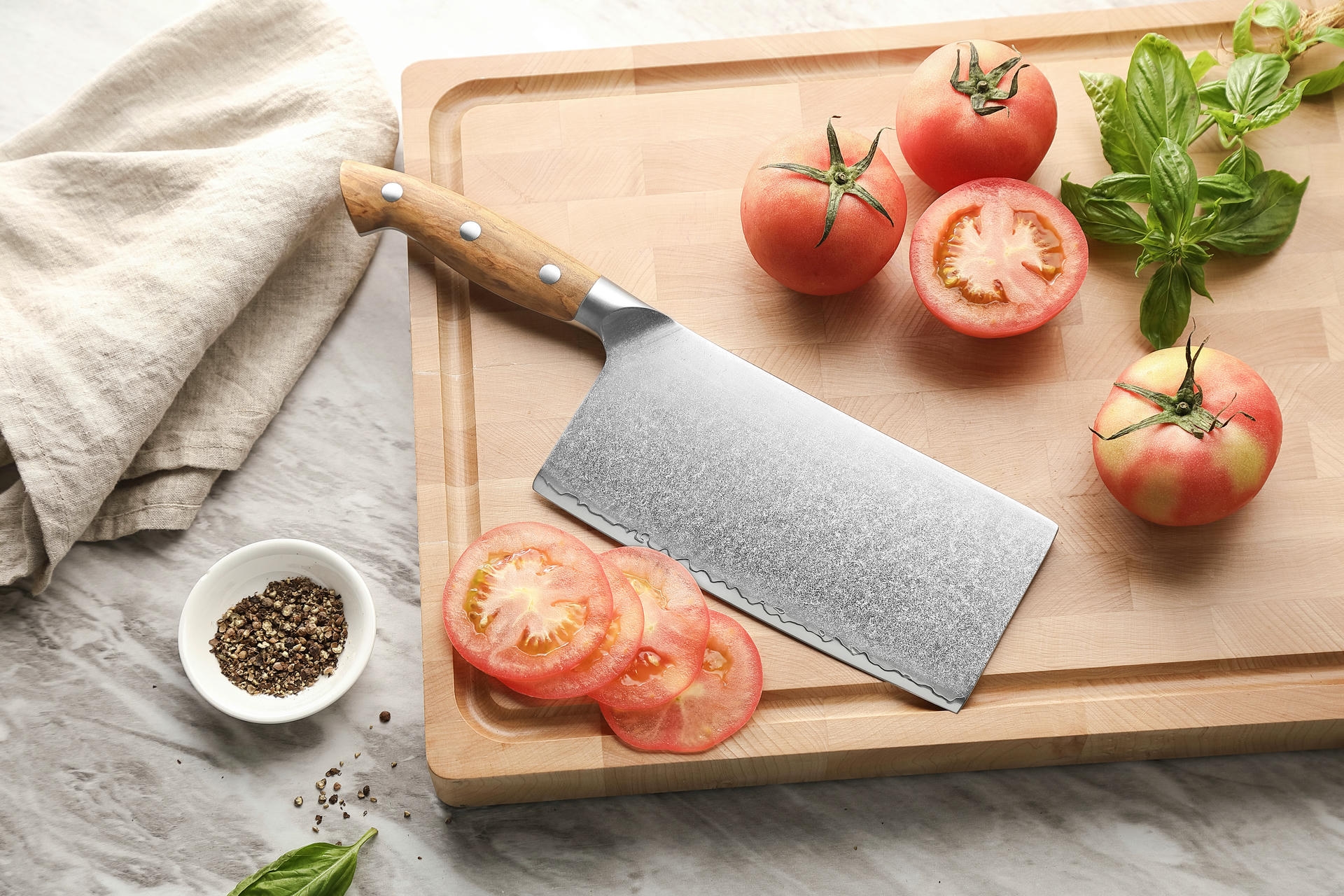 Univerzální čínský nůž TAO XinZuo Pin X02O položený na prkénku