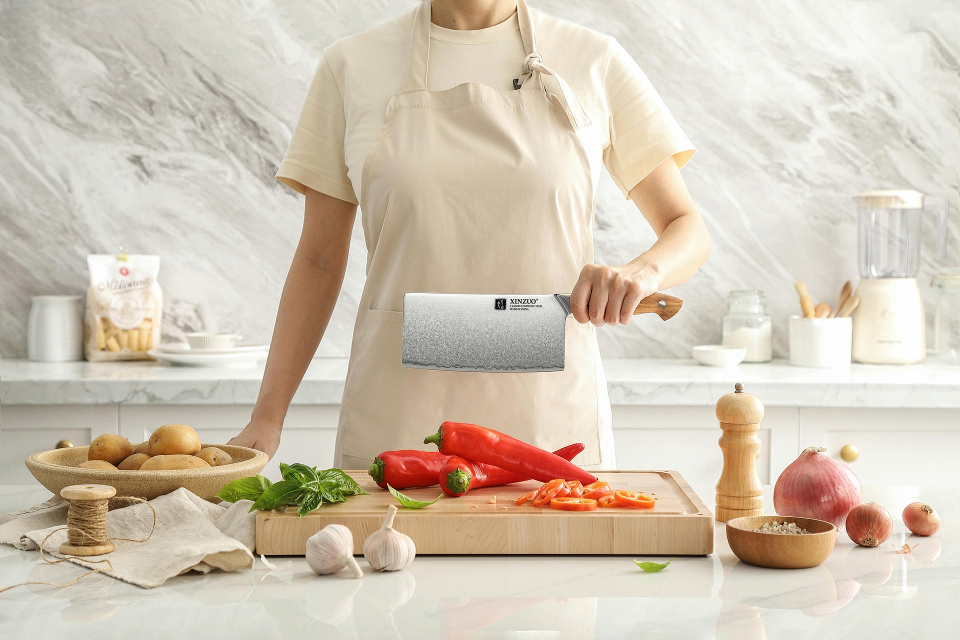 Ukázka šéfkuchařského nože TAO Pin X02O v ruce