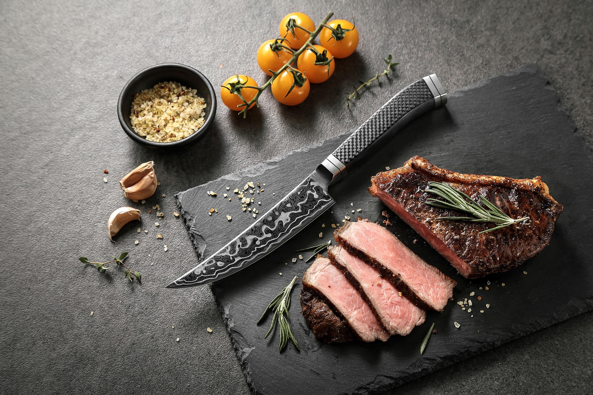 Nůž na steaky HezHen X10 na prkénku