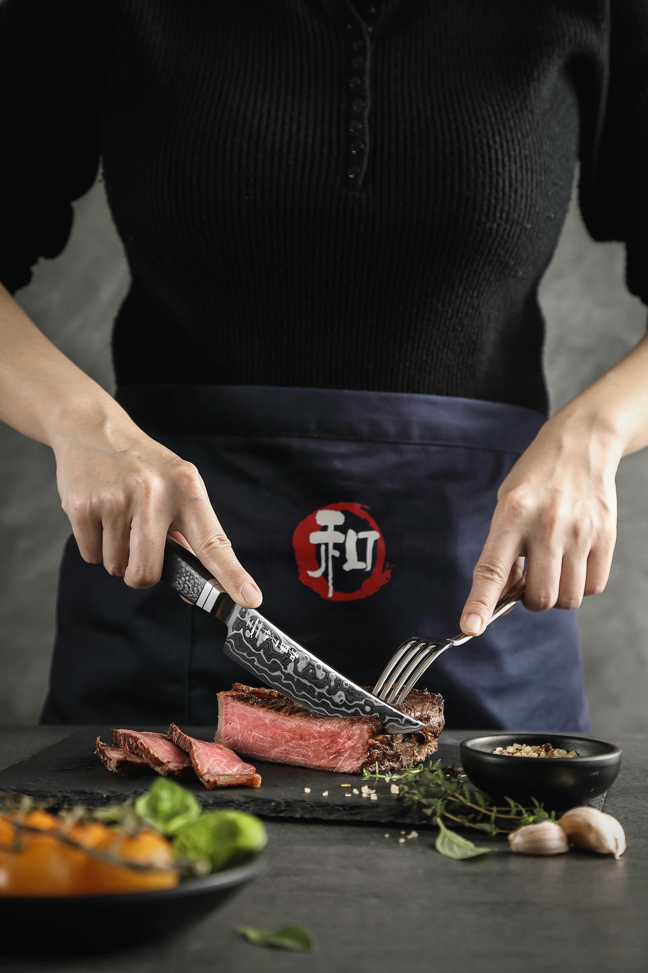 Nůž na steaky HezHen X10 při krájení