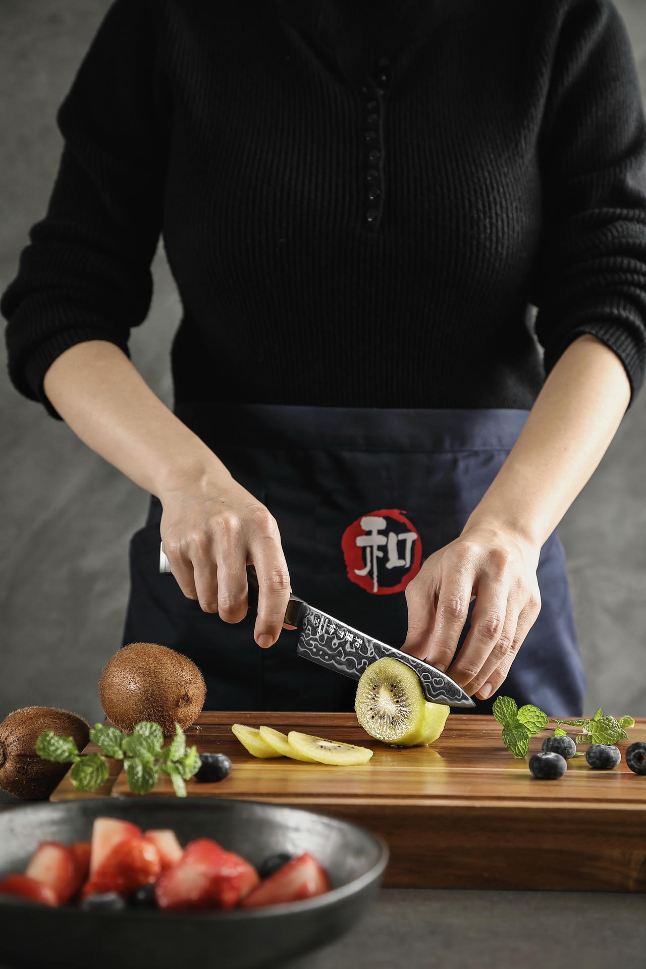 Nůž na ovoce a zeleninu HezHen X10 - při krájení