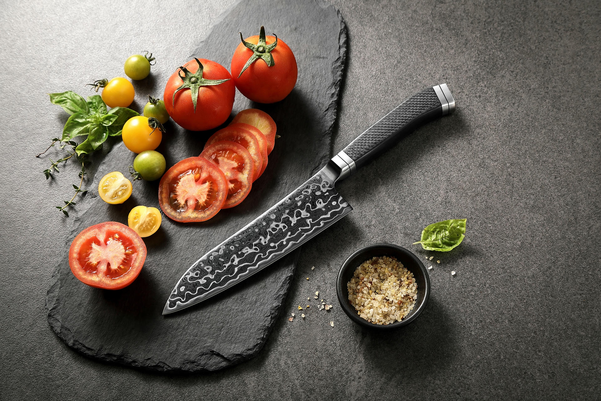 Santoku nůž HezHen X10 na prkénku
