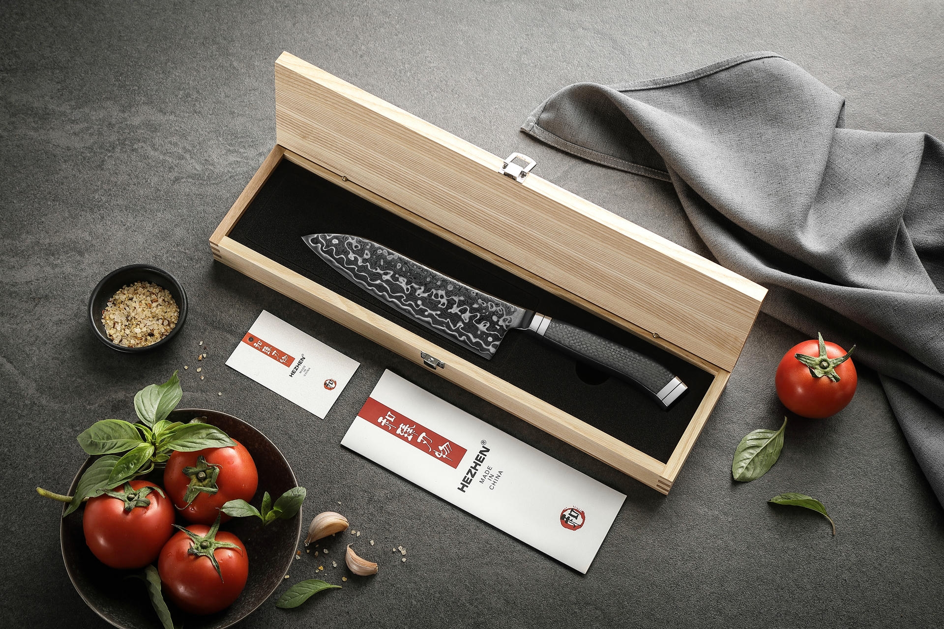 Dřevěná krabička jako balení Santoku nože HEZHEN X10