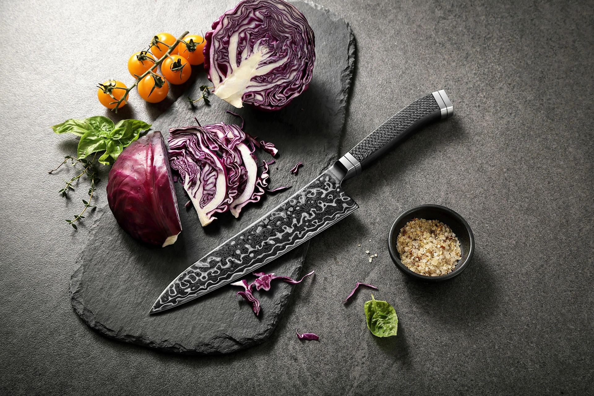 Šéfkuchařský nůž HezHen X10 na prkénku