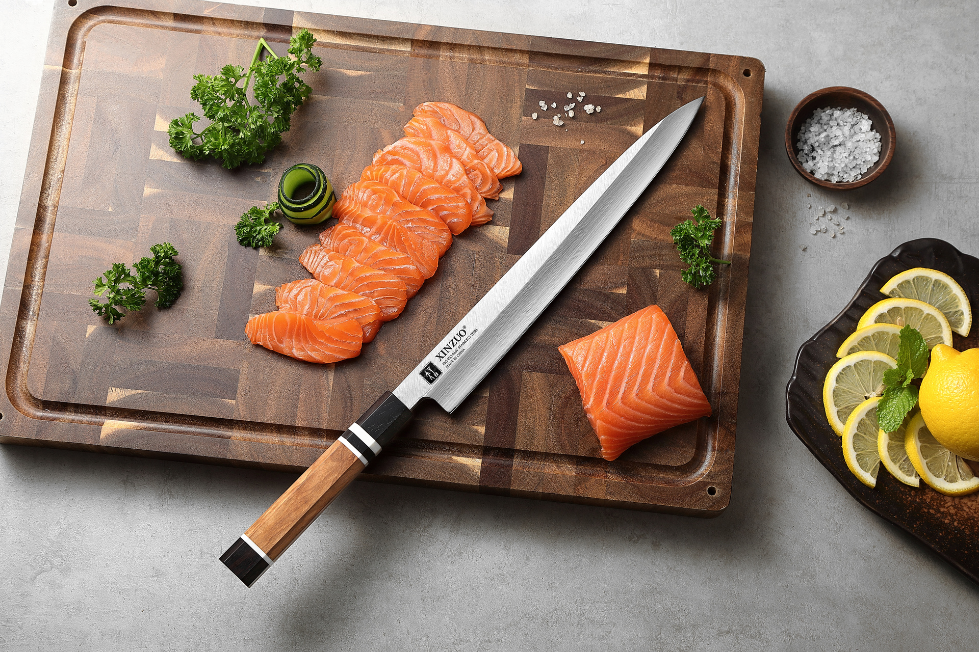 Nůž XinZuo Sashimi F3S s 270 mm čepelí - na prkénku ukázka