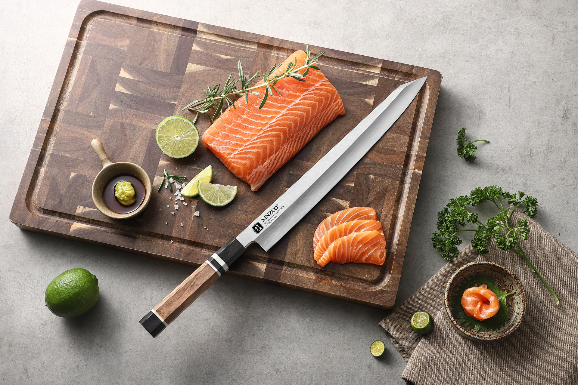 Nůž Kiritsuke F3S 300 mm čepelí - na prkénku ukázka
