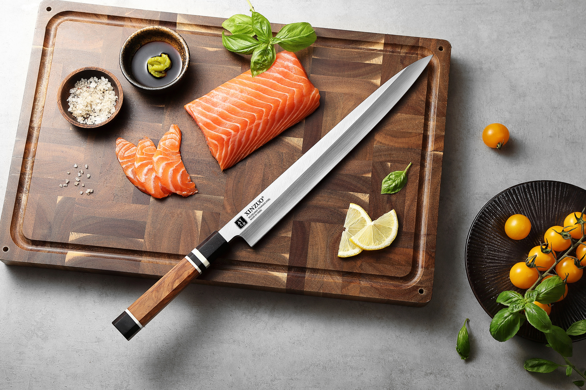 Nůž XinZuo Sashimi F3S s 300 mm čepelí - na prkénku ukázka