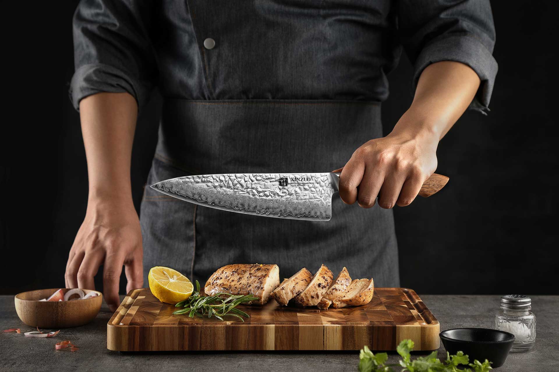 Šéfkuchařský nůž XinZuo B46W - ukázka držení v ruce