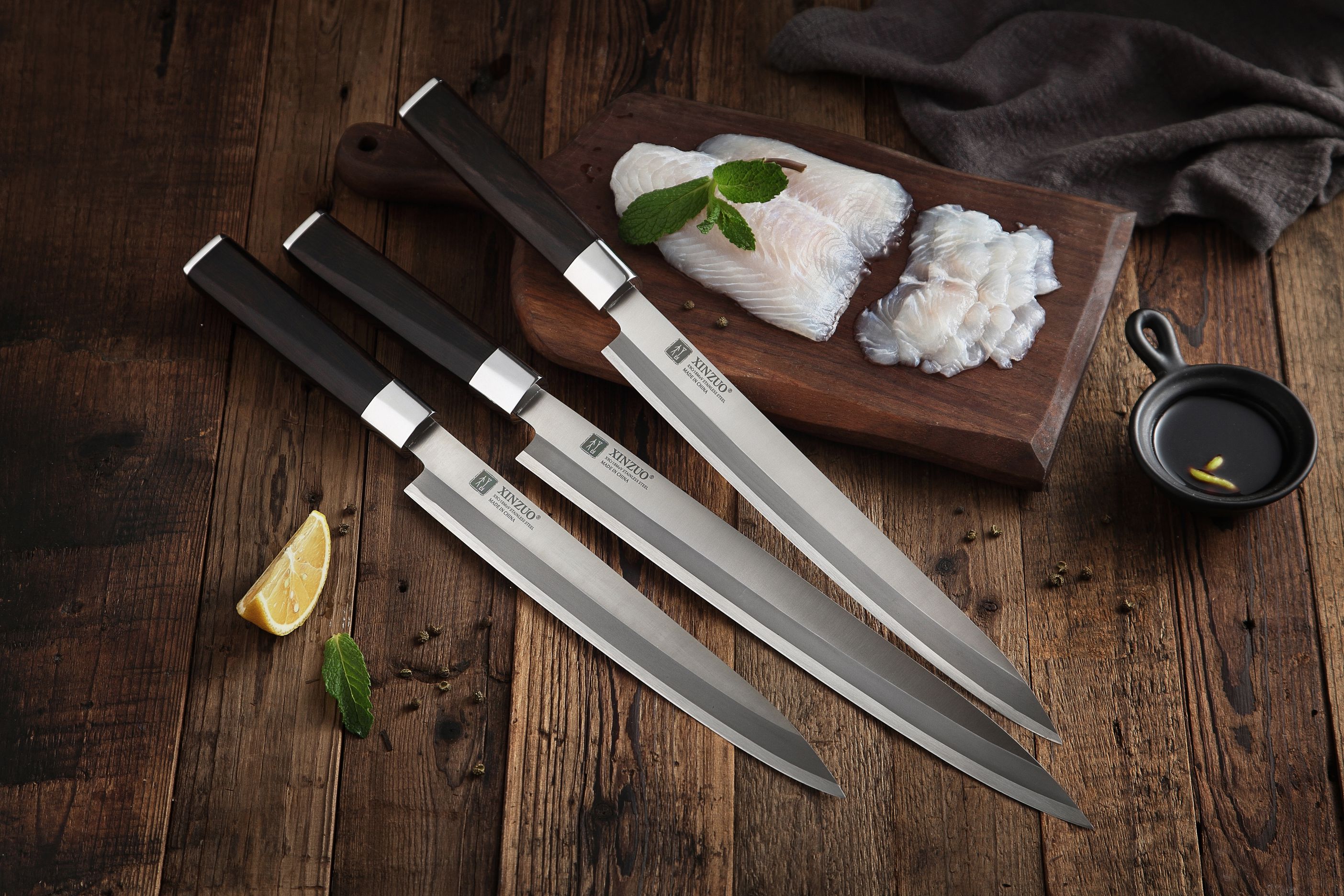 Nůž XinZuo Zhen Sashimi s 300 mm čepelí - na prkénku ukázka