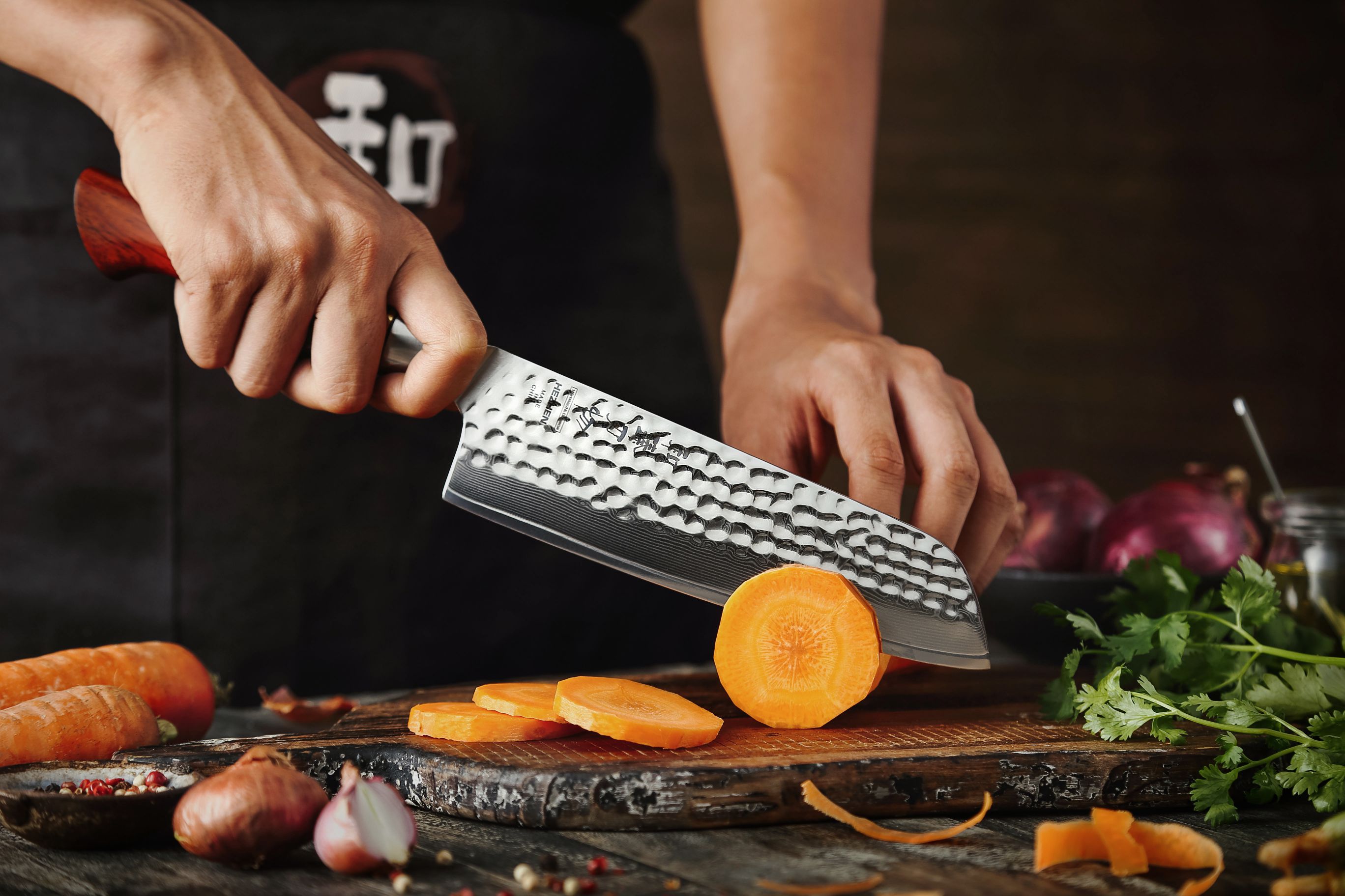 Santoku nůž HEZHEN Master B30R krájení