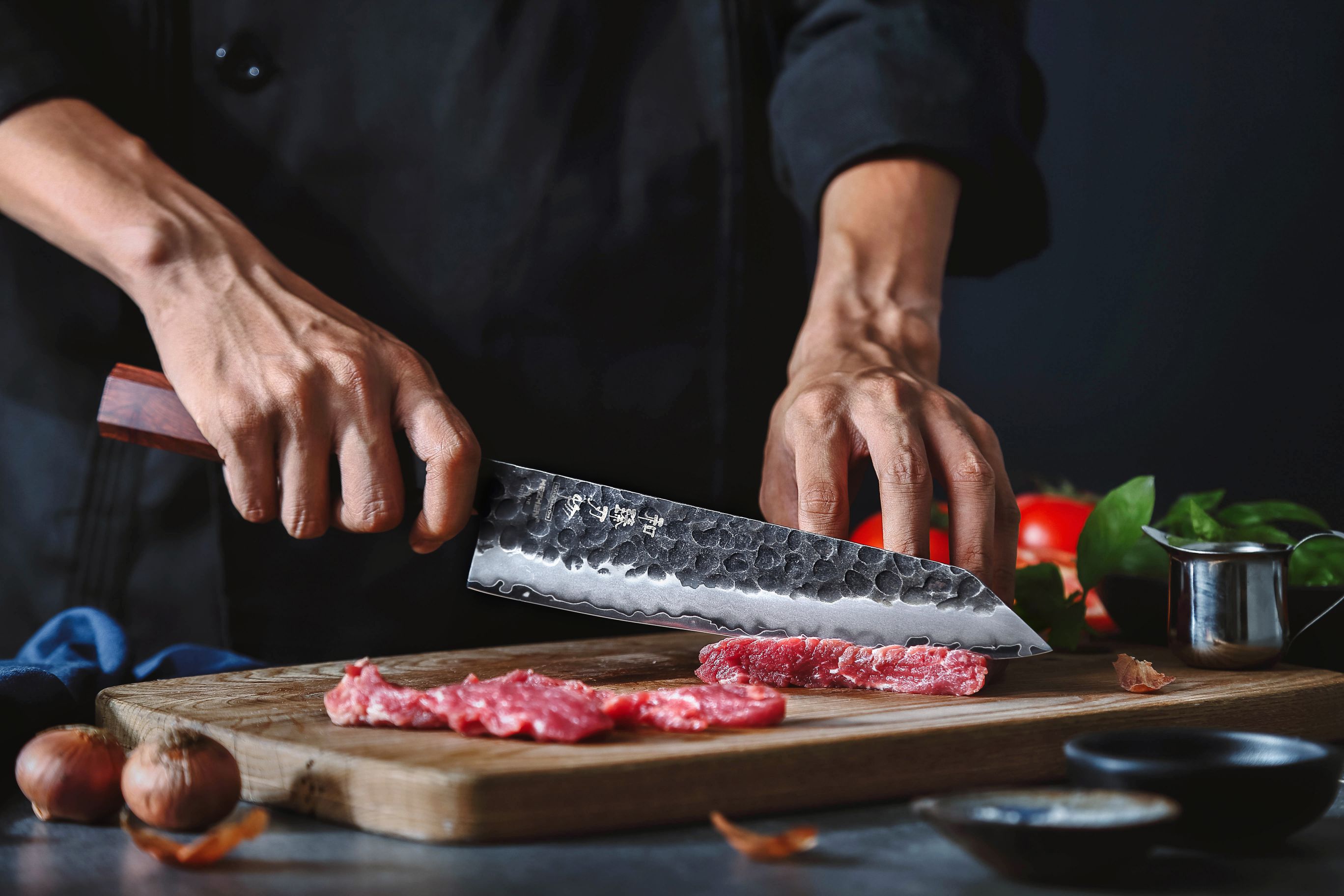 Šéfkuchařský nůž HezHen PM8S 8,5" - ukázka krájení s nožem