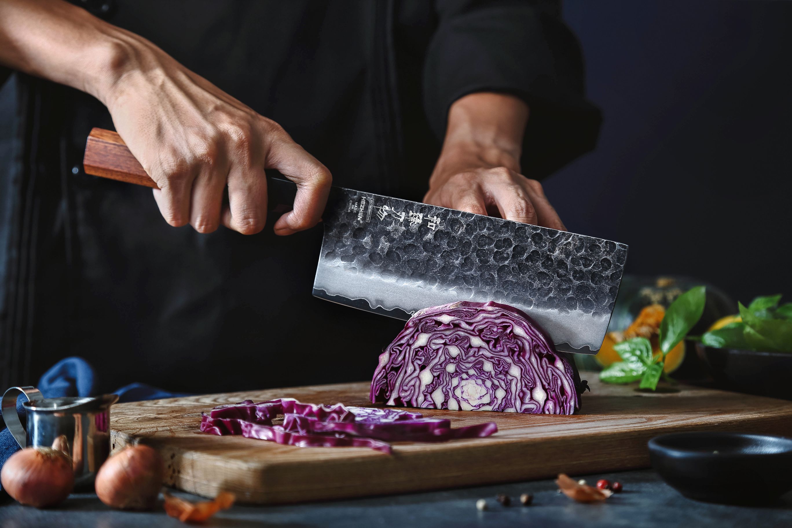Nakiri nůž HEZHEN PM8S 6,8" - ukázka krájení zeleniny