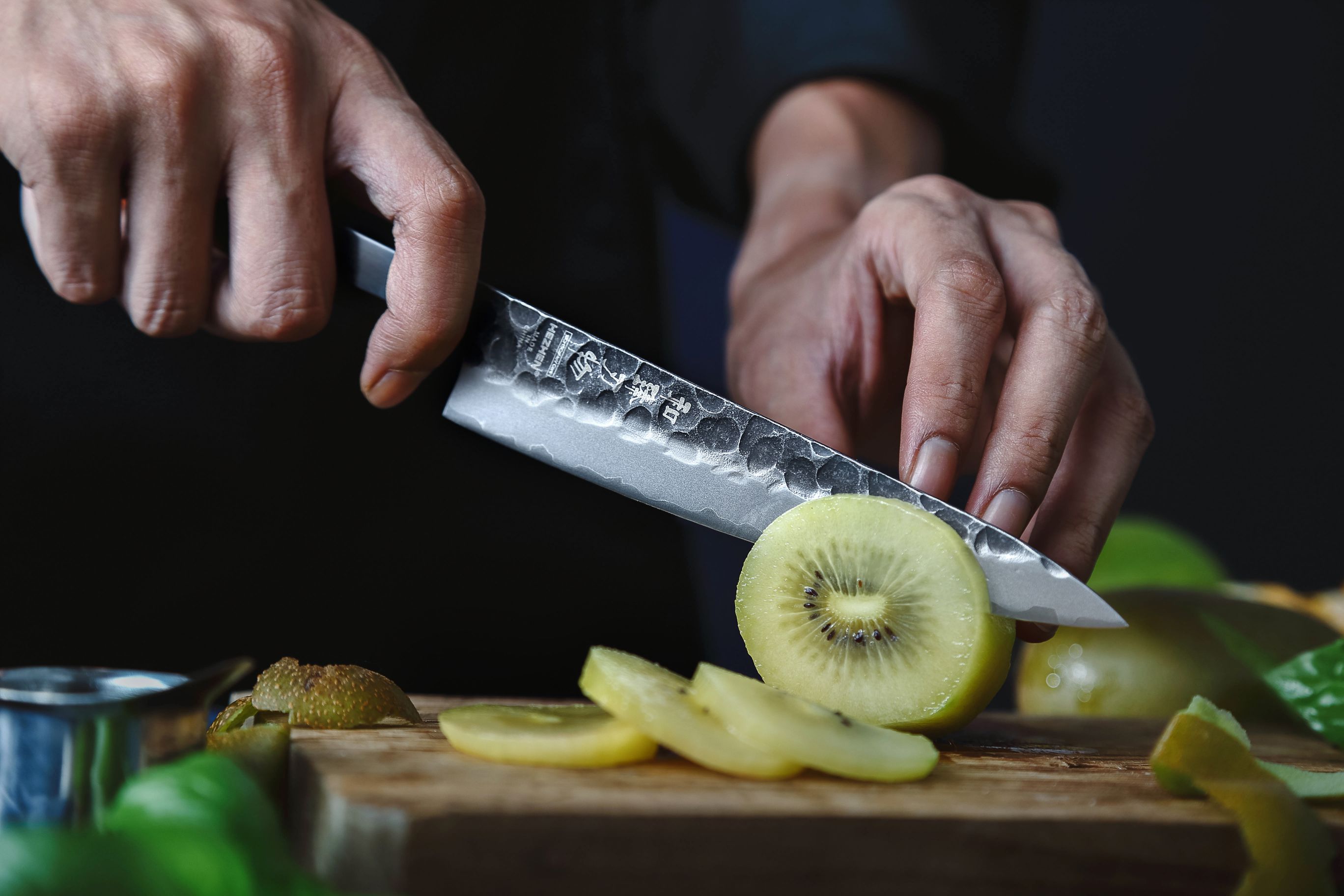 Nůž na ovoce a zeleninu HEZHEN PM8S 6" - ukázka krájení s nožem