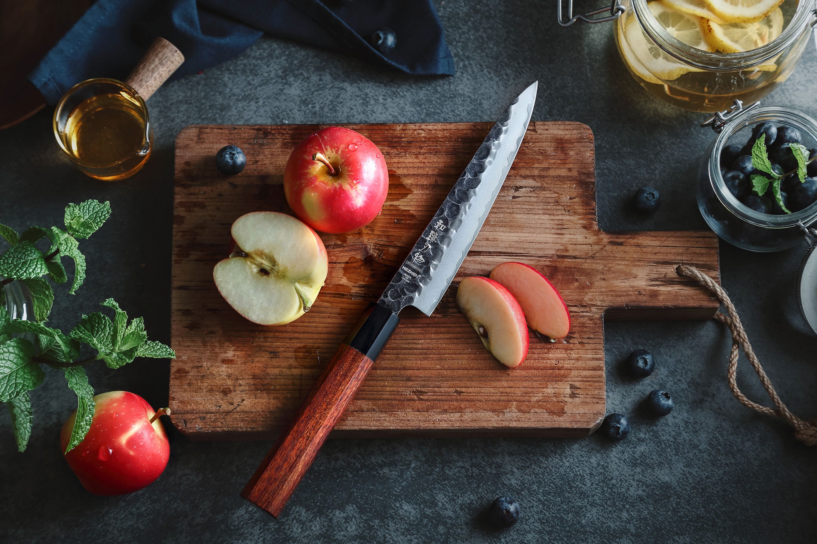 Nůž na ovoce a zeleninu HEZHEN PM8S 6" položený na prkénku