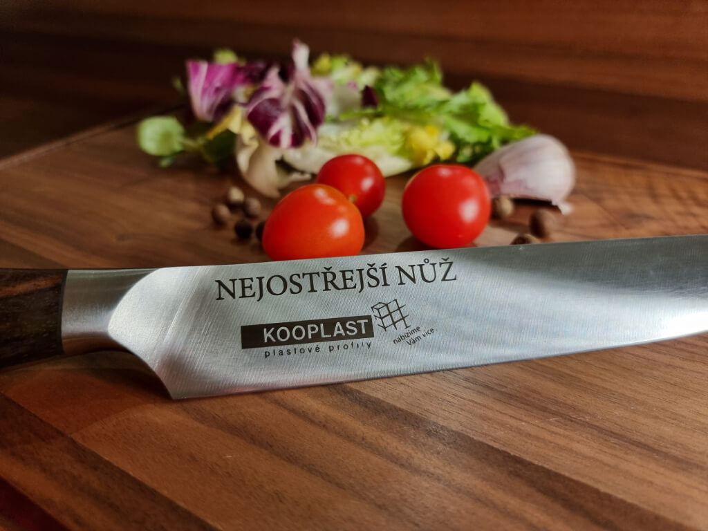 Gravírování textu a obrázku na nůž