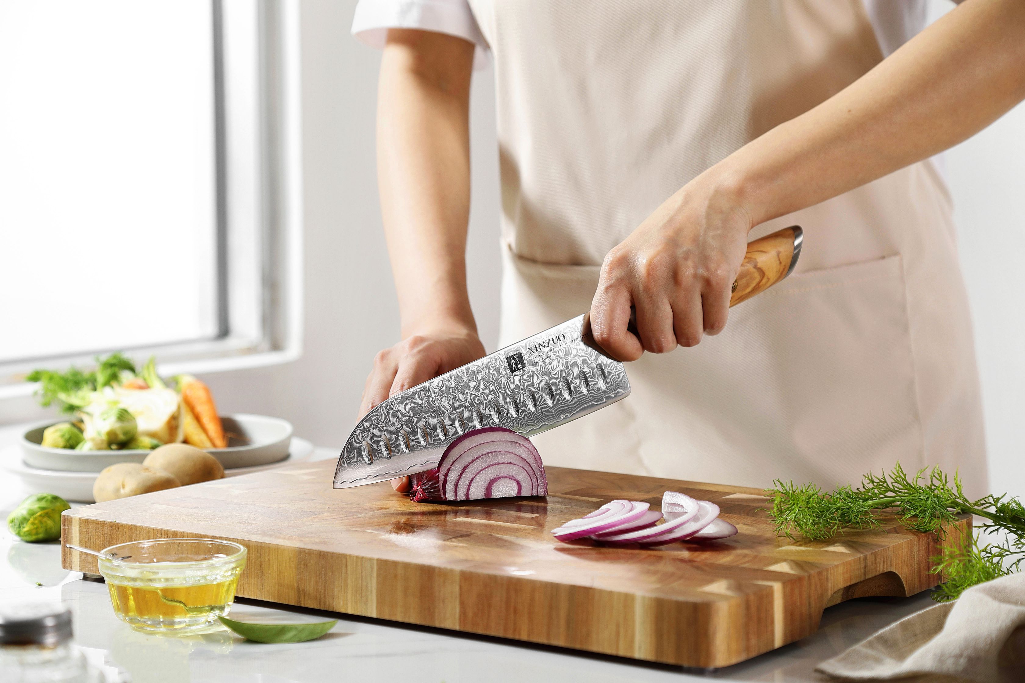 Krájení santoku nožem XinZuo Lan B37 7