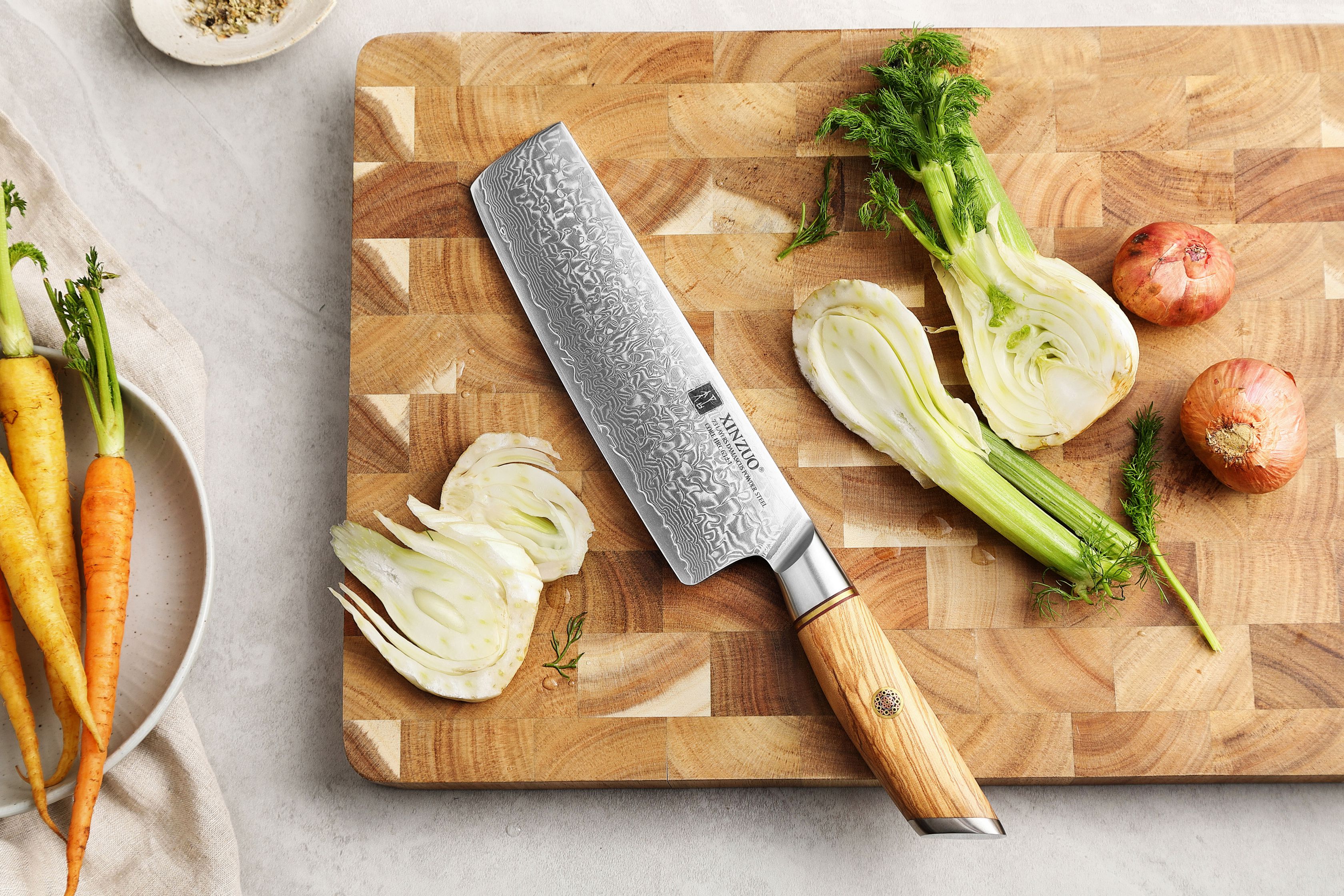 Nakiri nůž XinZuo Lan B37 7" položený na prkénku