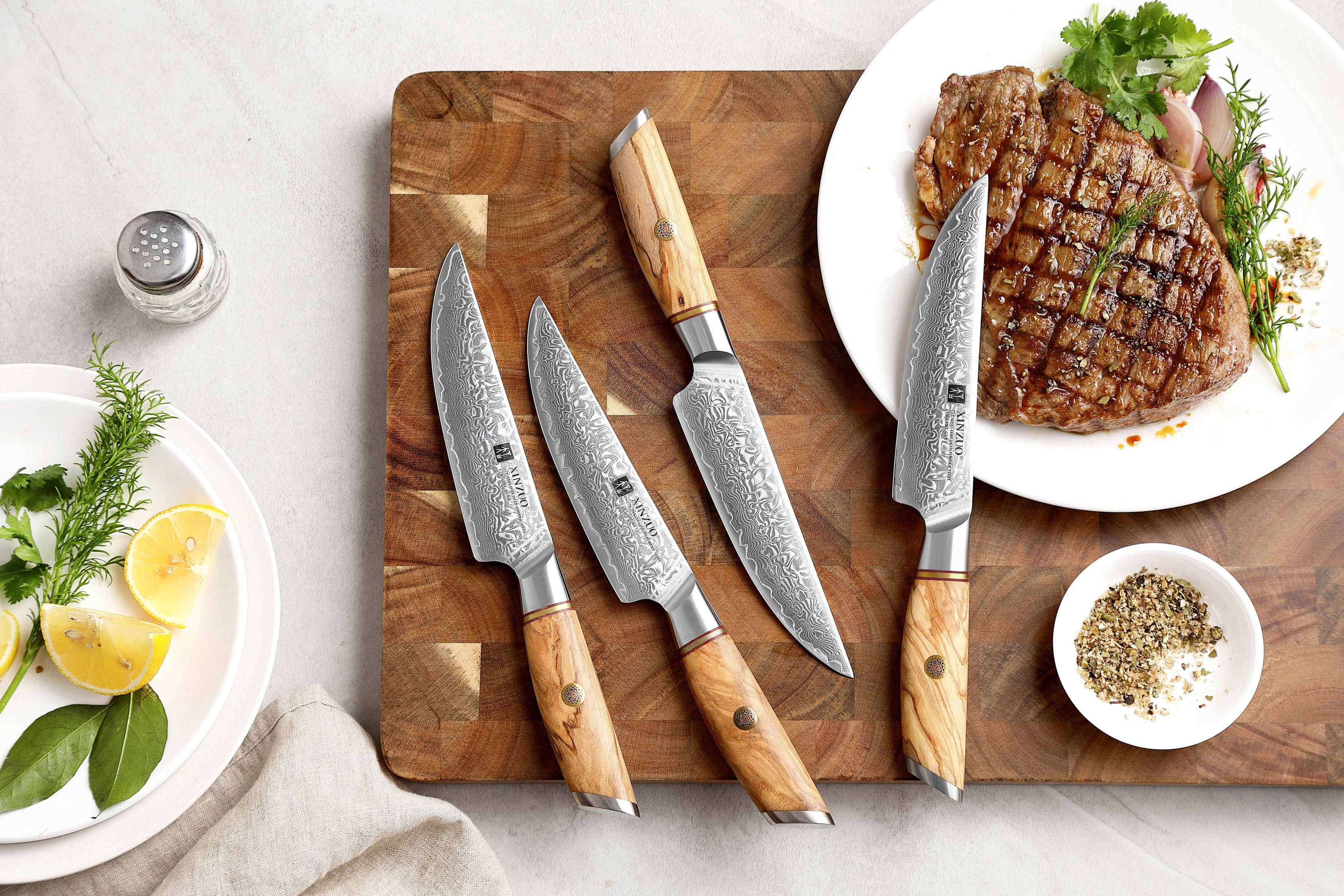 Steakové nože XinZuo Lan B37 5" položené na prkénku