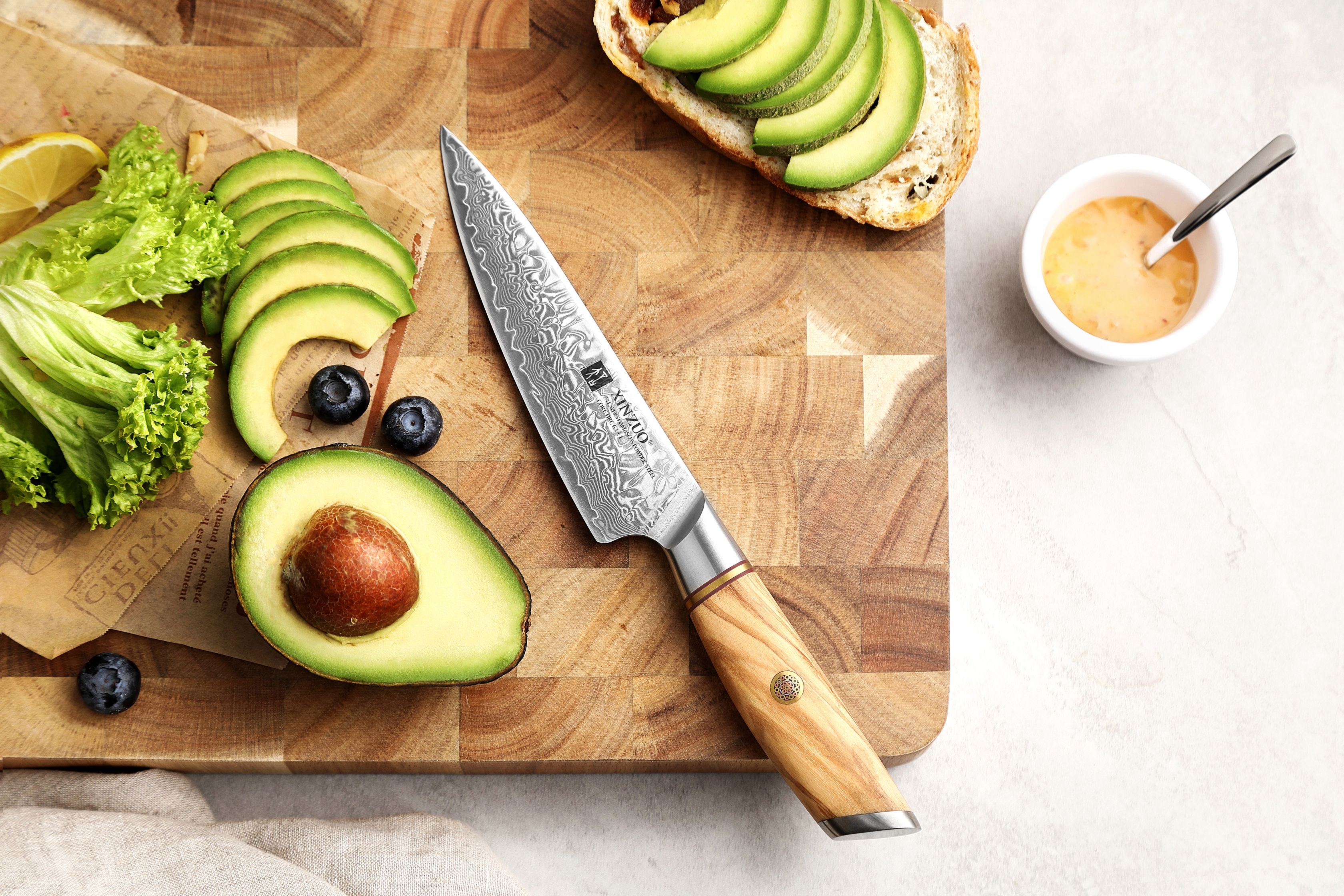 Nůž na ovoce a zeleninu XinZuo Lan B37 5" položený na prkénku