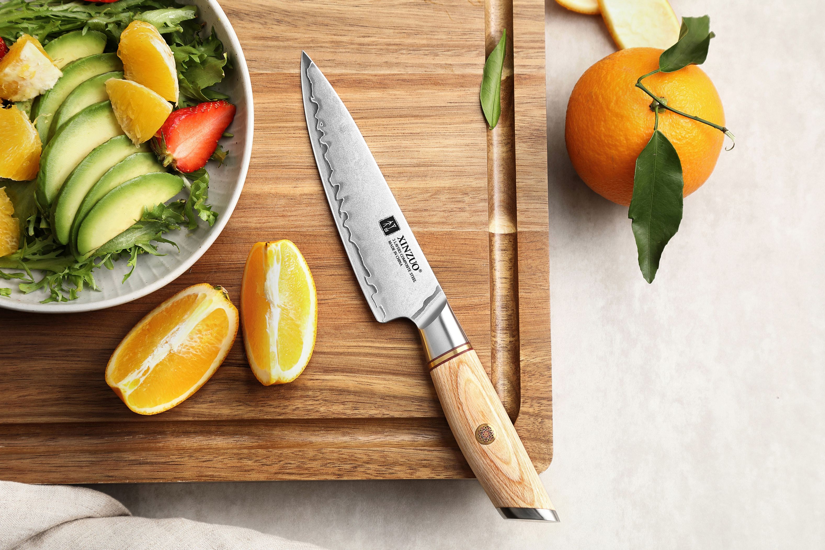 Nůž na ovoce a zeleninu XinZuo Lan B37S 5" položený na prkénku