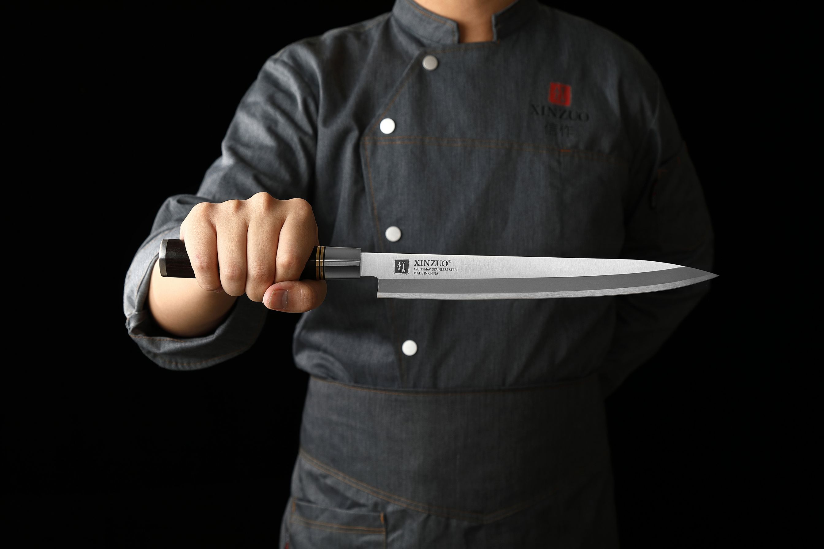 Nůž XinZuo Sashimi He s 240 mm čepelí - na prkénku ukázka