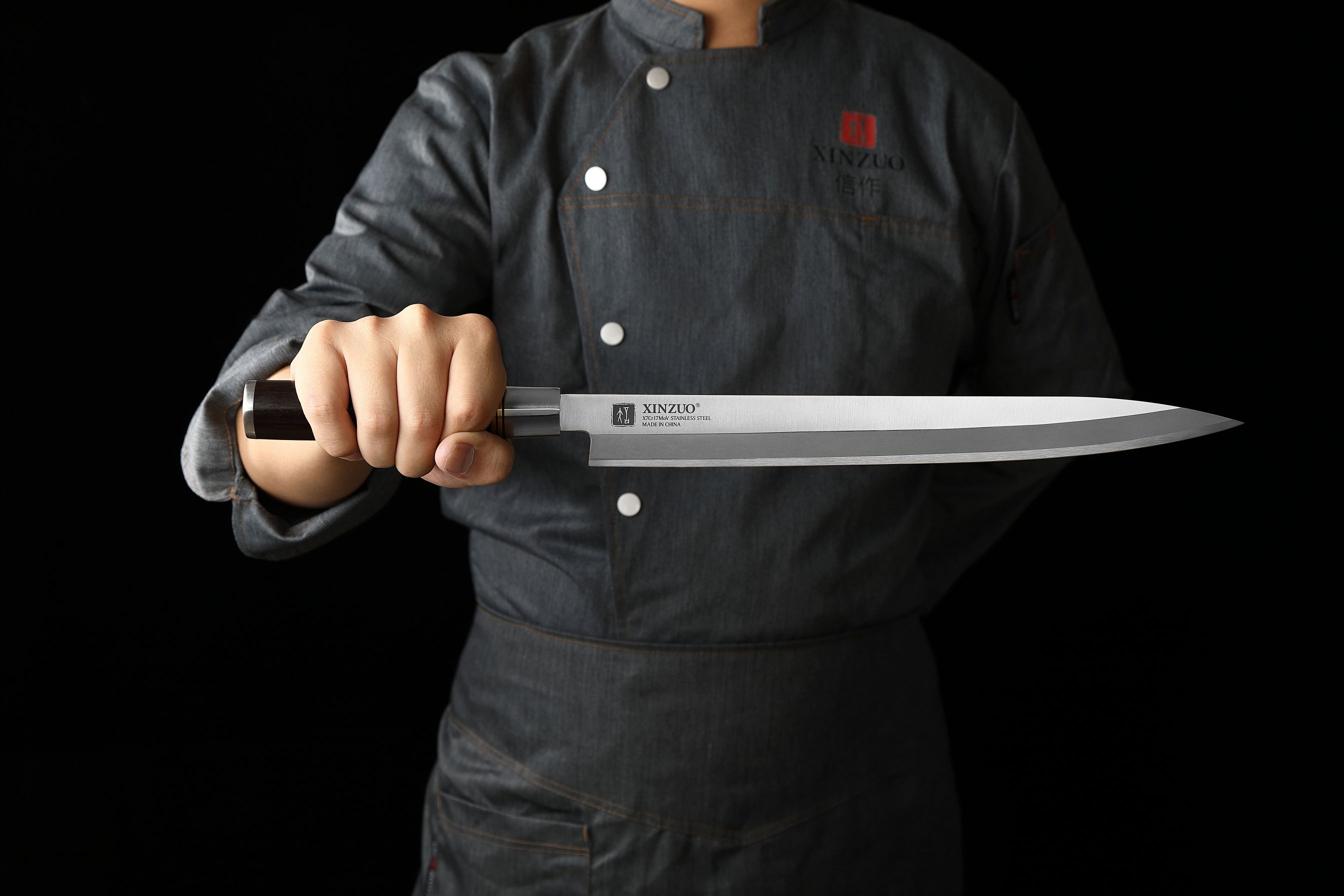 Nůž XinZuo Sashimi He s 300 mm čepelí - na prkénku ukázka