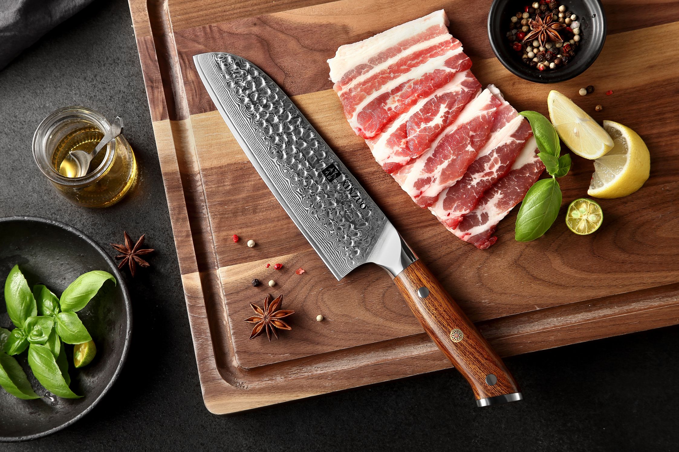 Santoku nůž XinZuo Yu B13D na prkénku