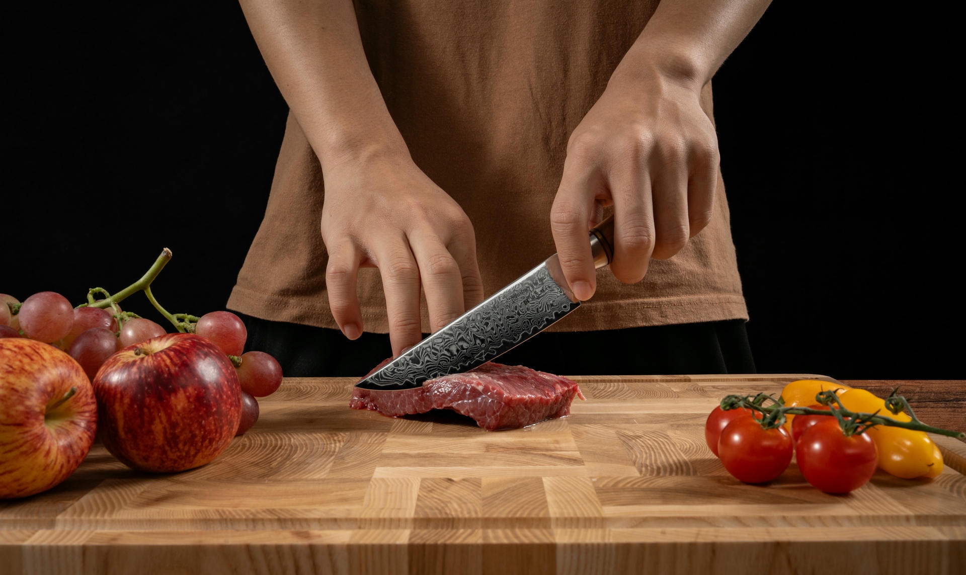 Krájení steakovým nožem XinZuo Lan B37 Těhotnej kuchař