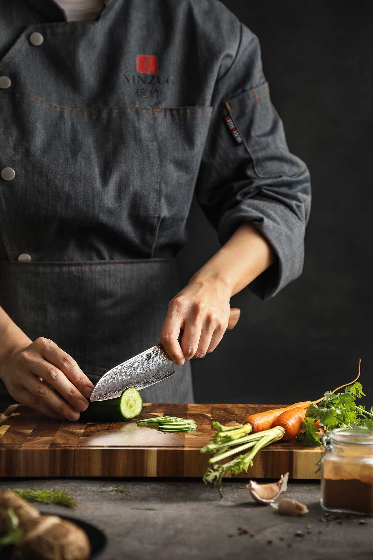 Krájení Santoku nožem XinZuo Jiang B46W