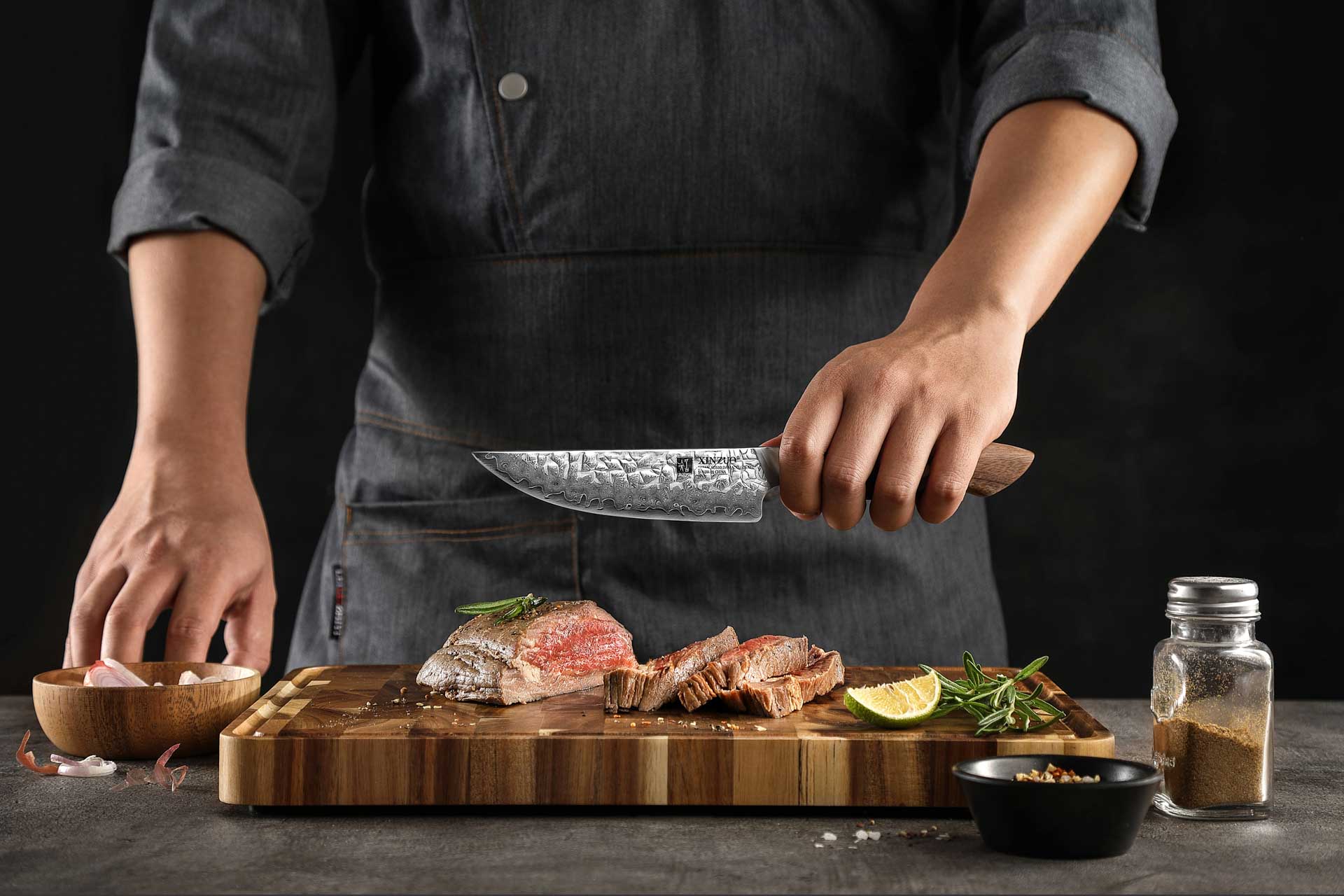 Steakový nůž XinZuo Jiang B46W v ruce