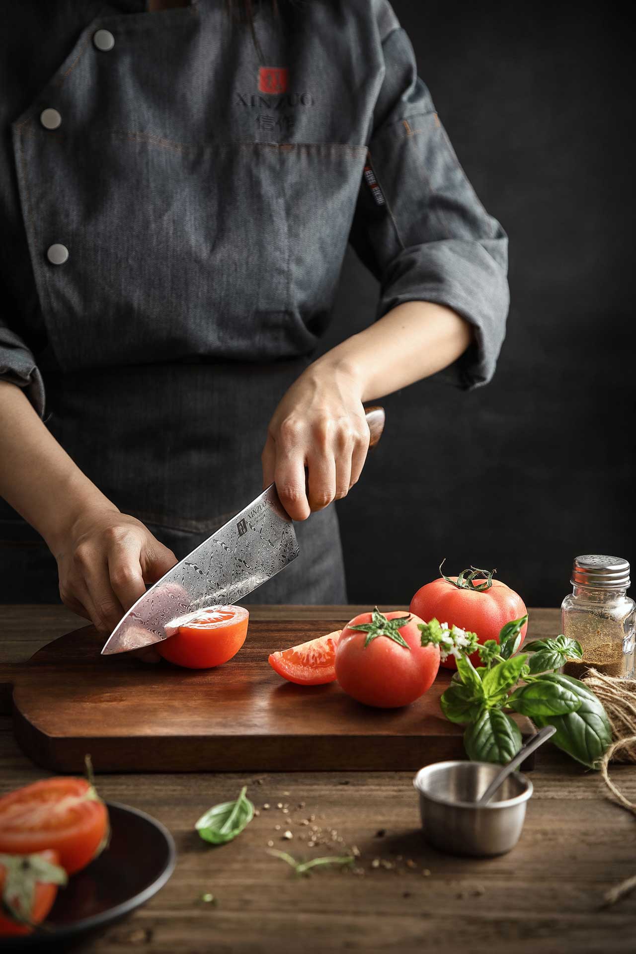 Šéfkuchařský nůž XinZuo B46D - ukázka držení v ruce