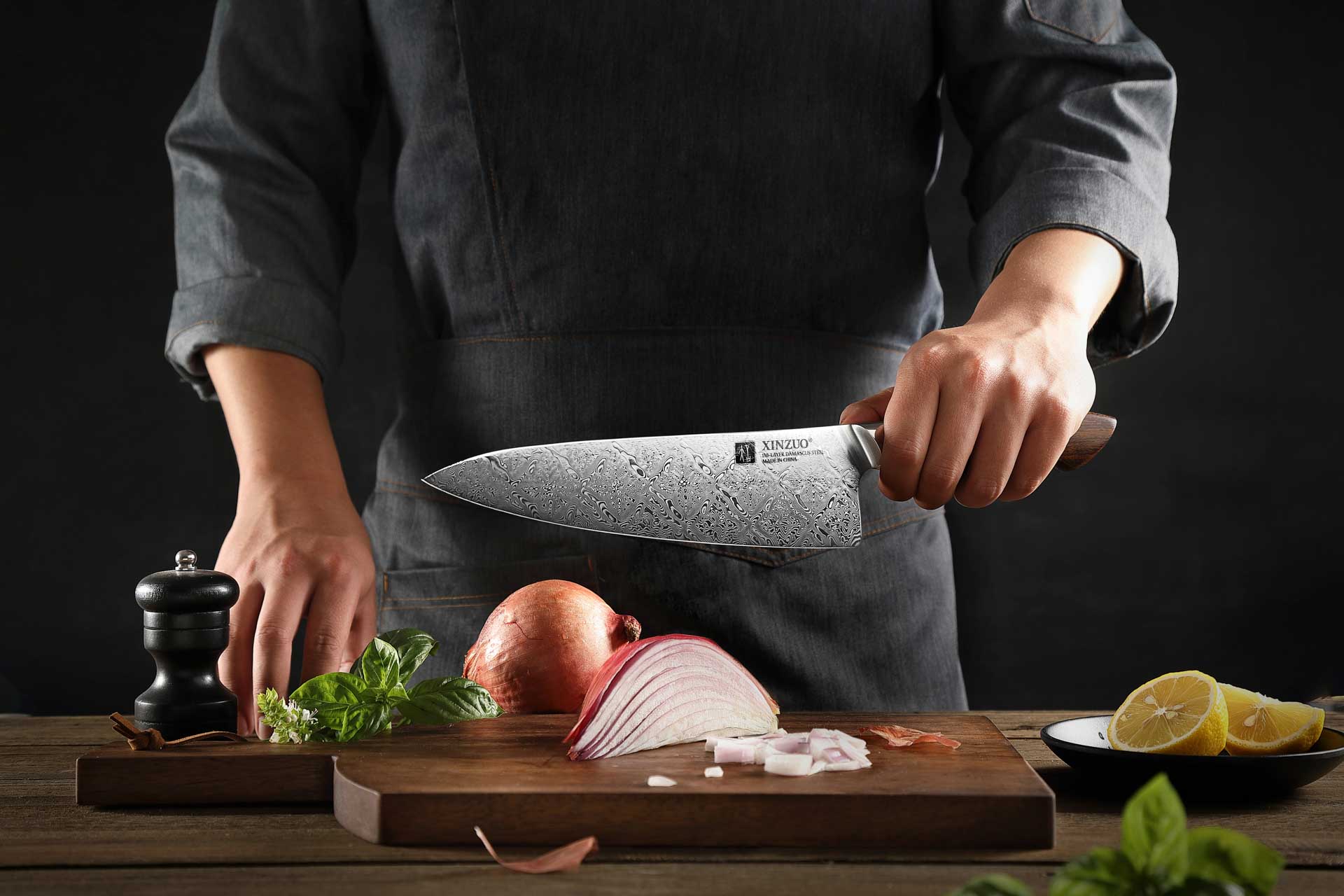 Šéfkuchařský nůž XinZuo z řady B46D na prkénku