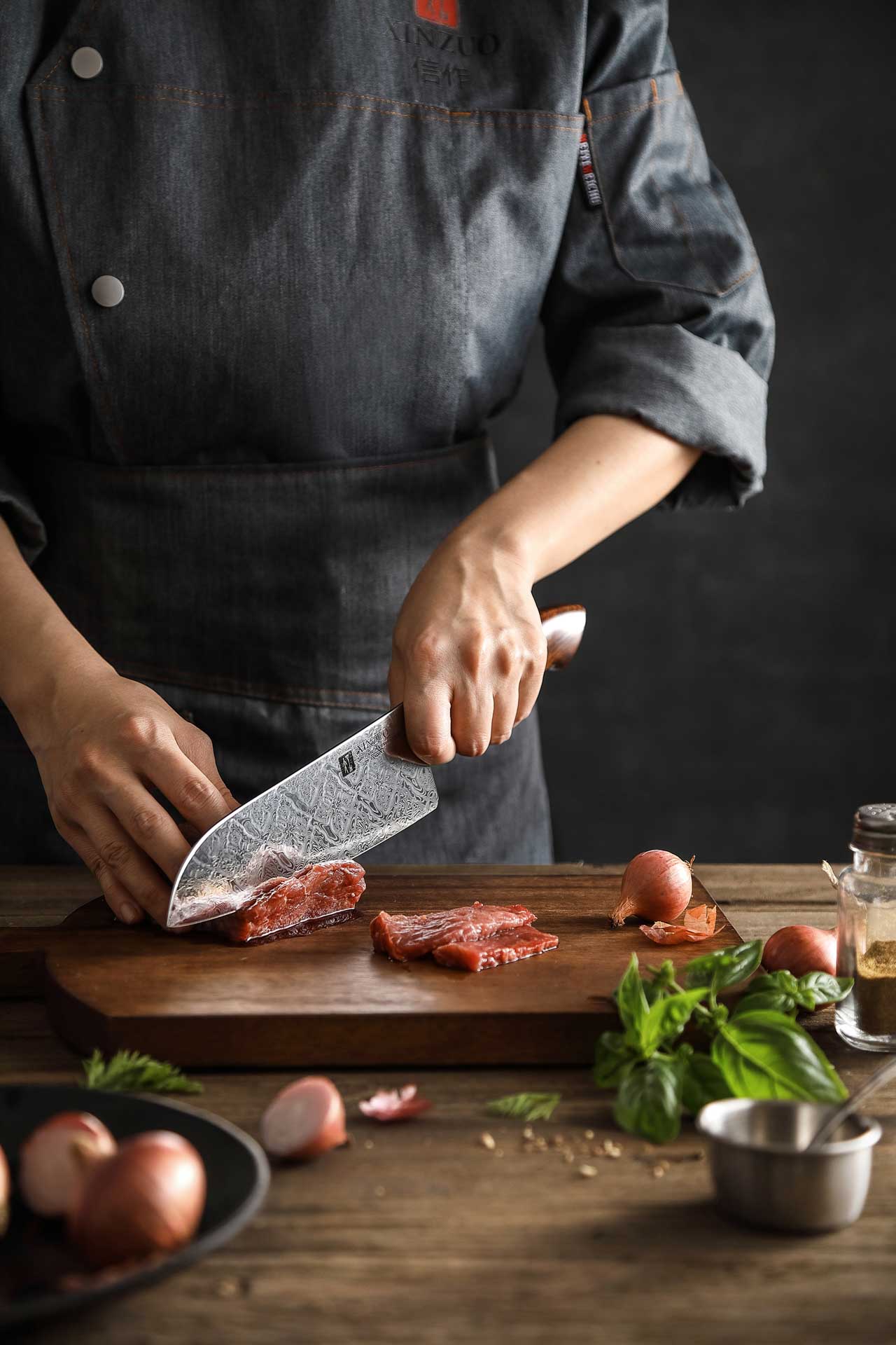 Krájení Santoku nožem XinZuo Jiang B46D