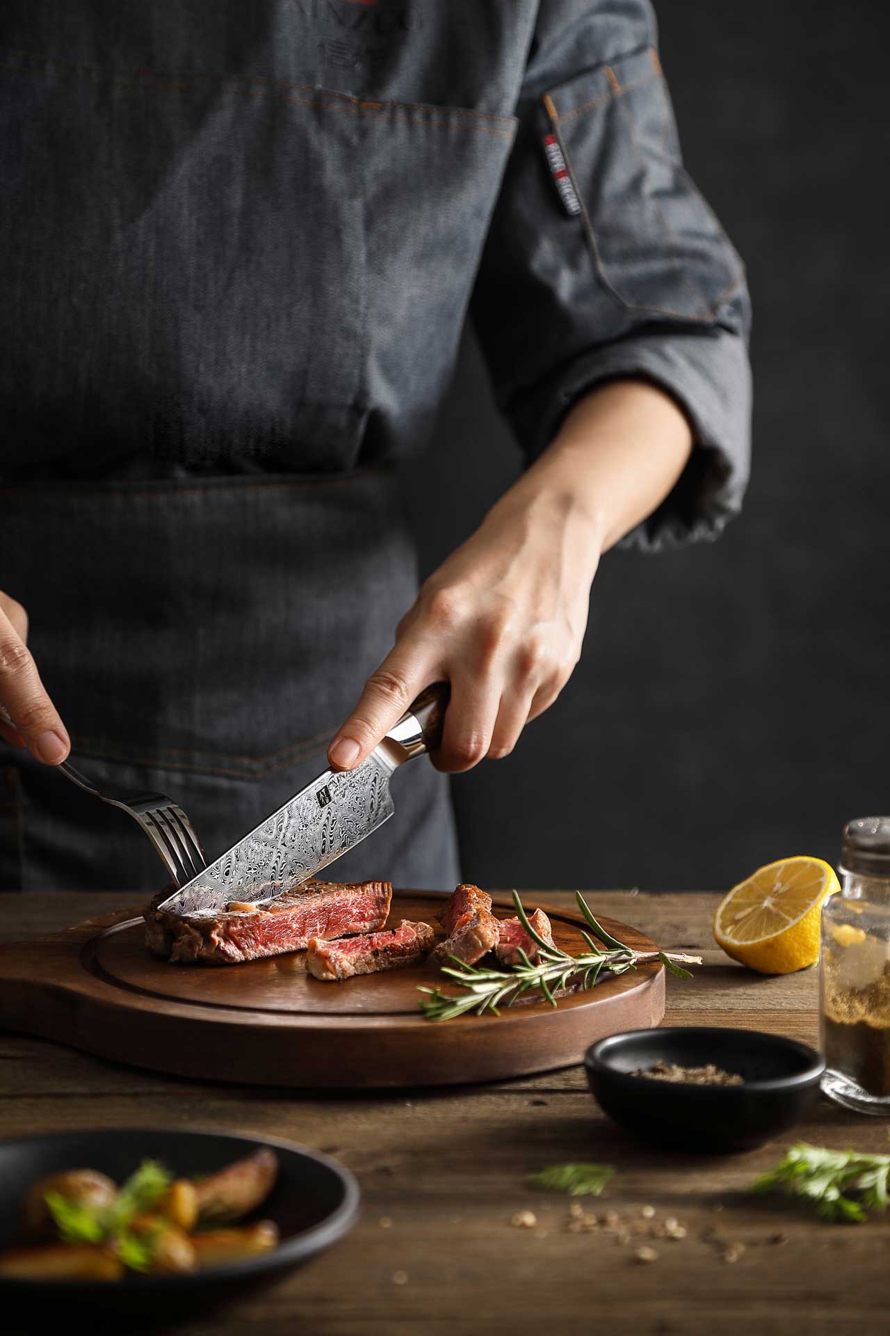 Krájení steakovým nožem XinZuo Jiang