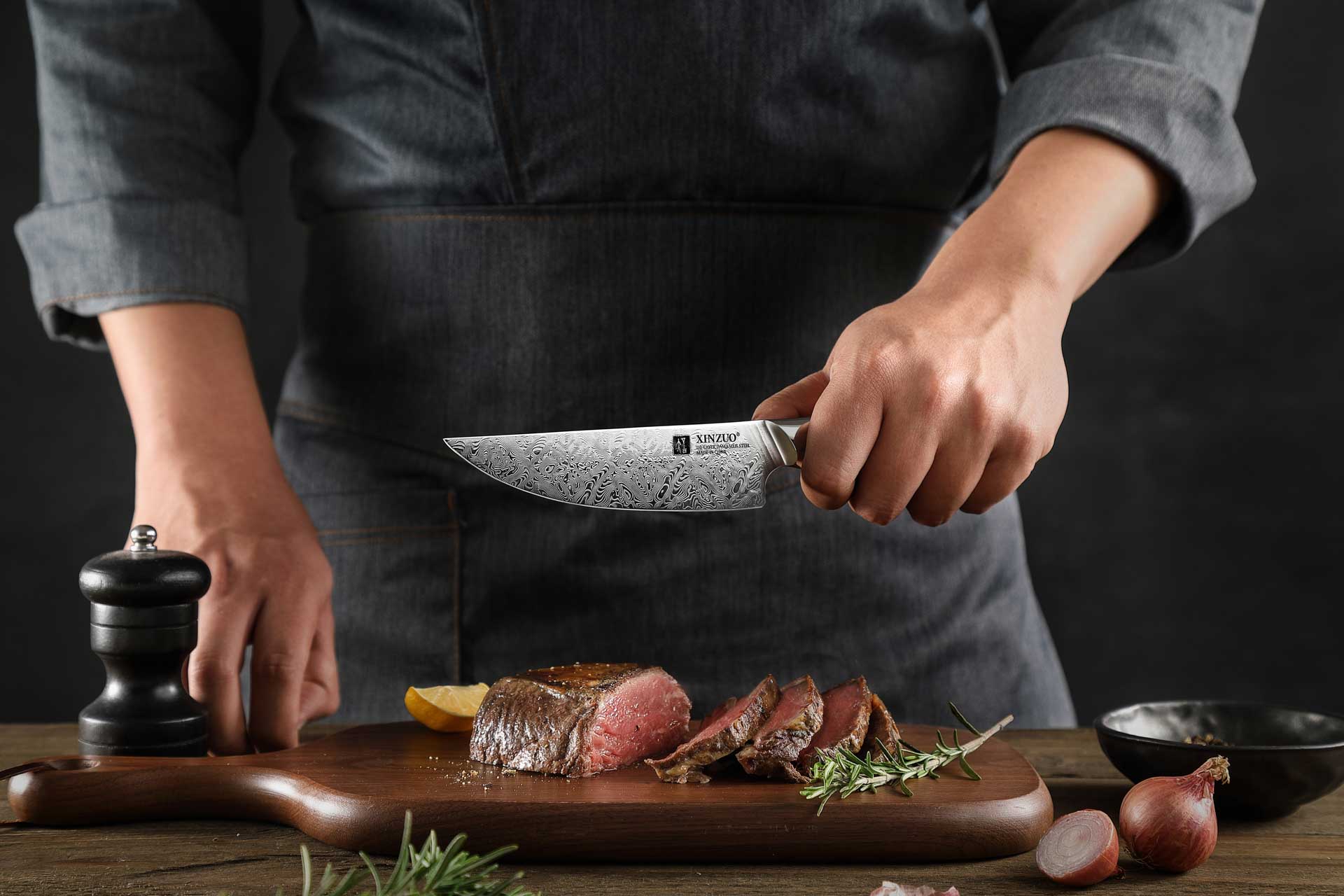 Steakový nůž XinZuo Jiang B46D v ruce