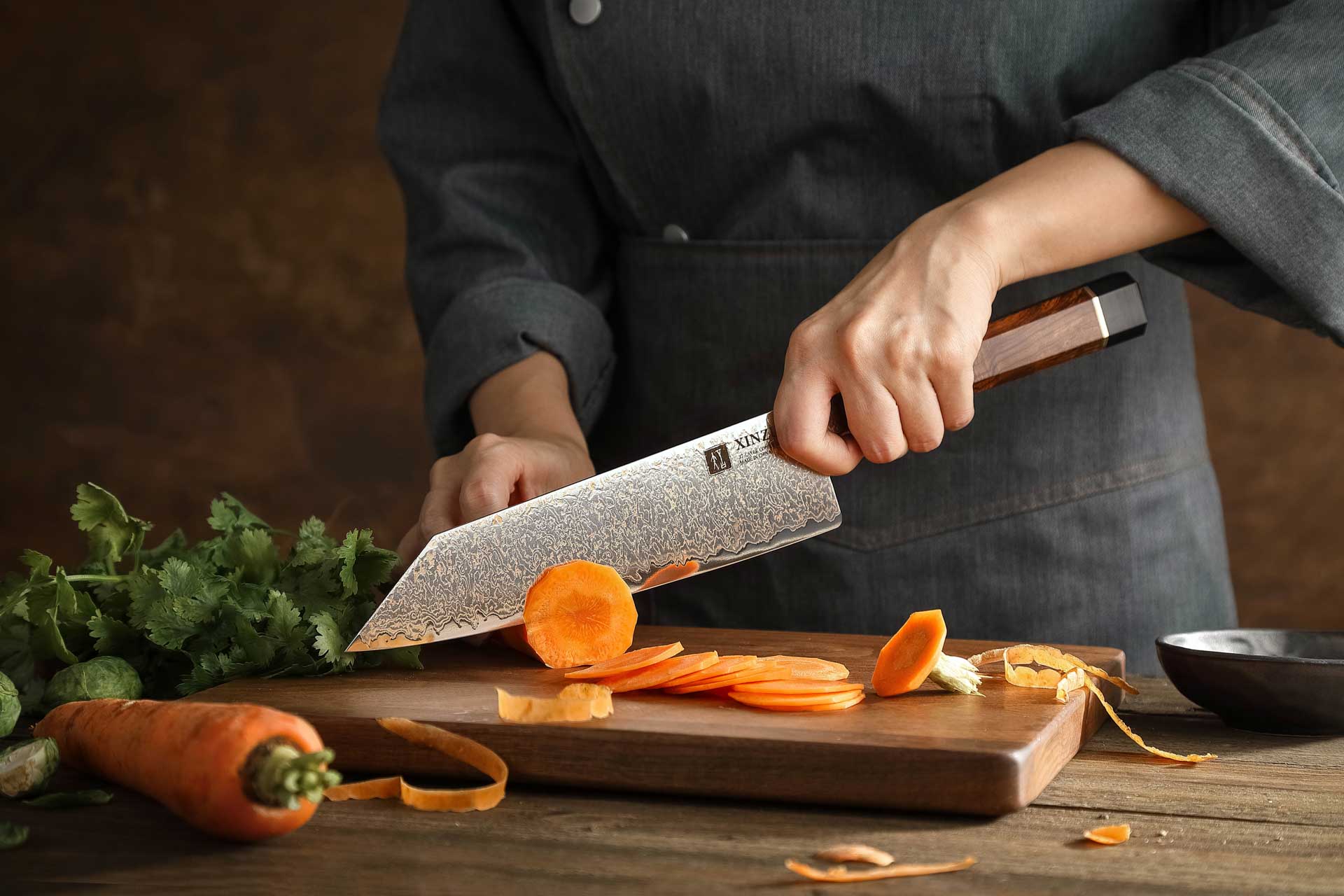 Šéfkuchařský nůž XinZuo Bunka při krájení