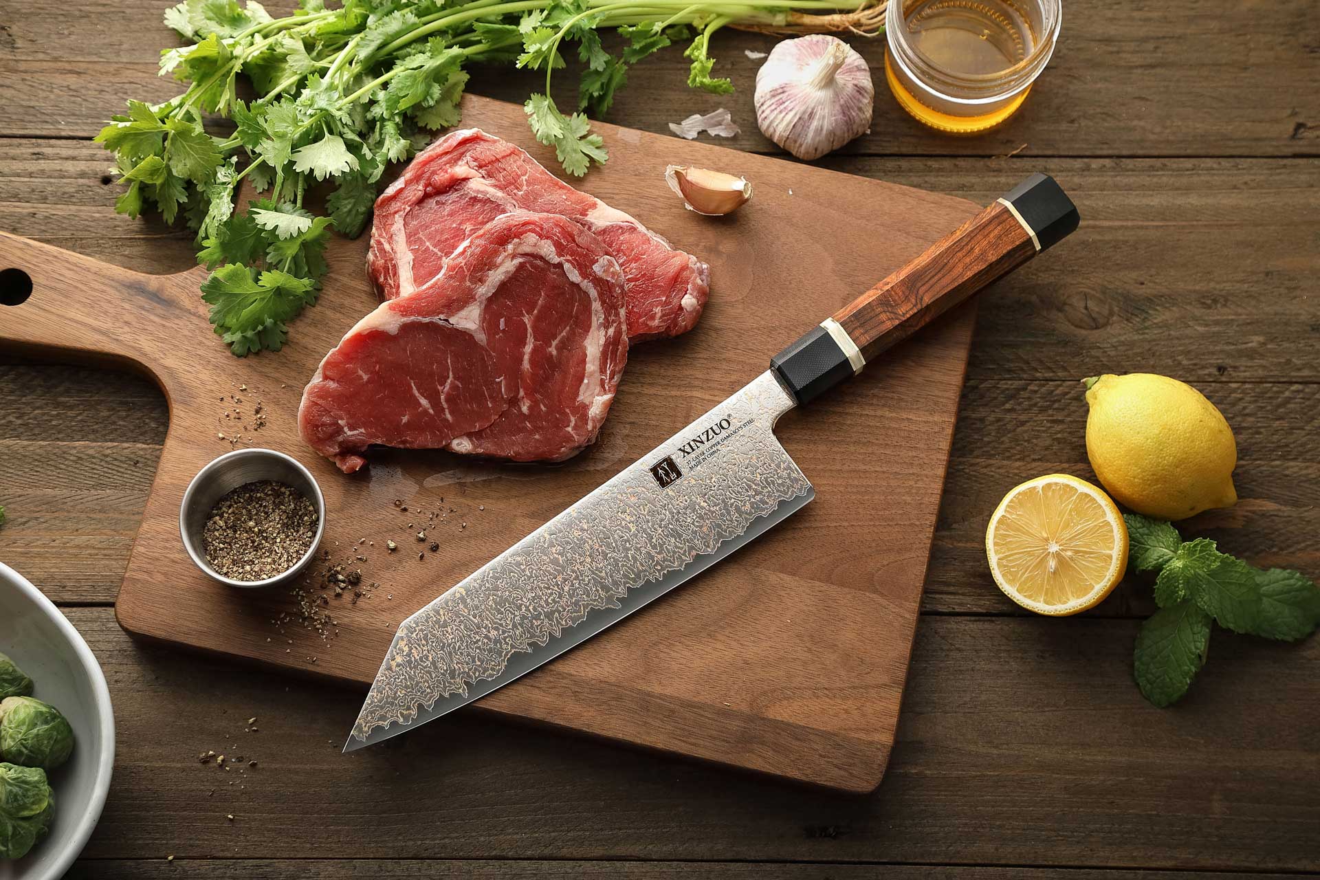 Japonský šéfkuchařský nůž XinZuo Bunka na prkénku
