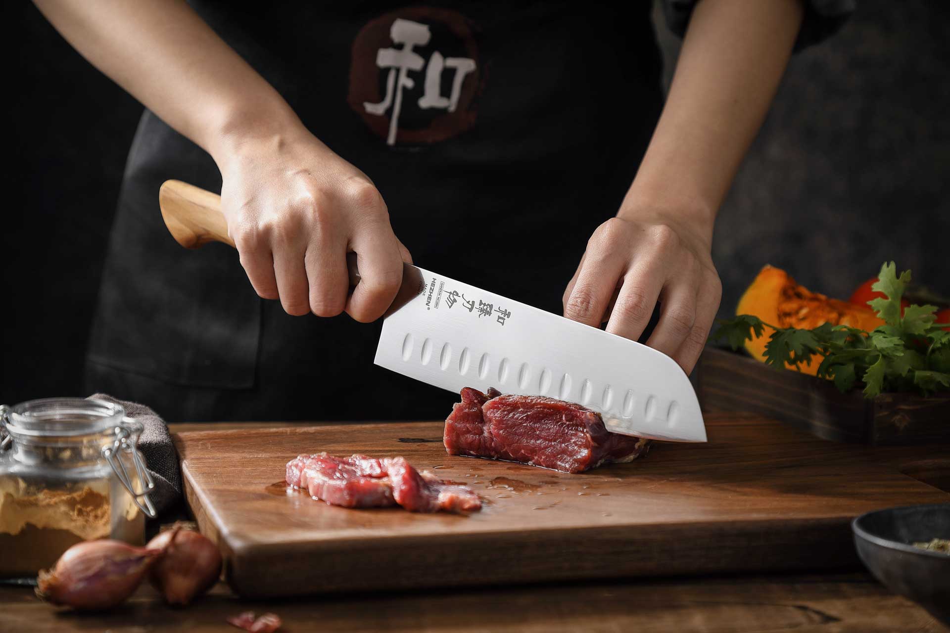 Santoku nůž HEZHEN Master B30S při krájení